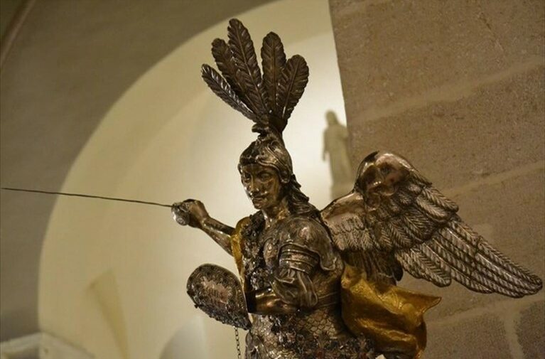 Statua san Michele
