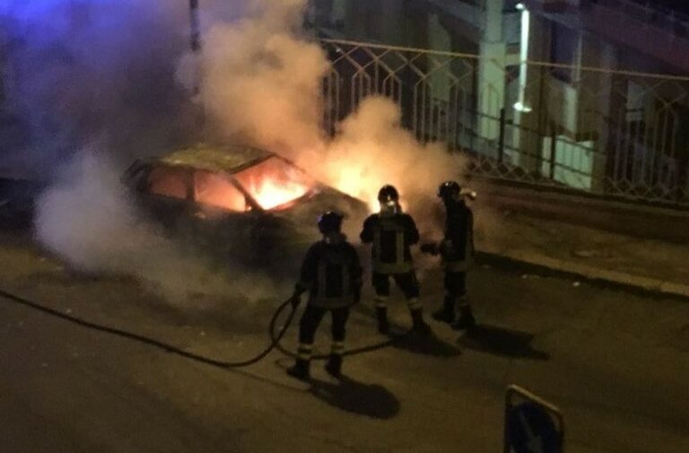 Un'auto prende fuoco in via Mentana