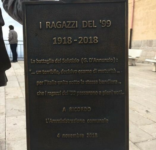 Il monumento in piazza Gramsci