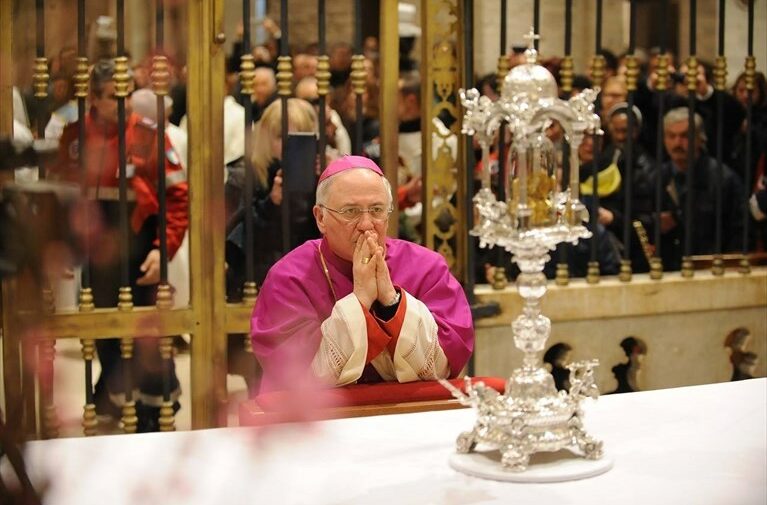 il Vescovo Luigi Mansi prega davanti alla Sacra Spina