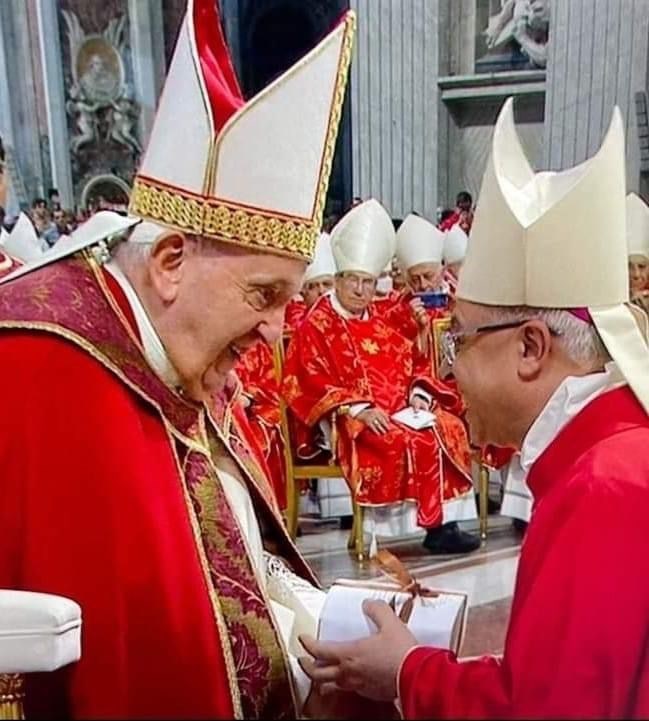 S.E.Mons Luigi Renna riceve il Pallio dal Santo Padre